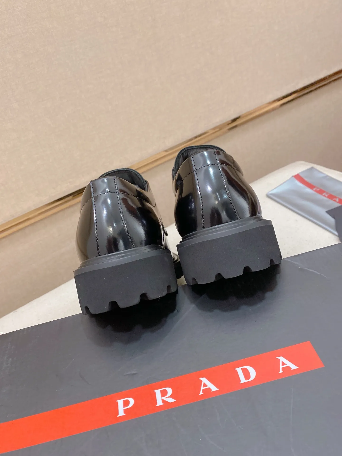 Factory price 640💰 🍁🍁High version High-quality new PRADA (Prada) counters are launched simultaneously, new men's shoes, 😘fabrics are selected from imported lacquered first-layer cowhide, and imported cowhide lining. 👍🏿 High-end ☄️ air-cushion molded anti-slip rubber outsole, exquisite lines, simple and elegant, comfortable and high-end for leisure travel. Code number: 38 to 45